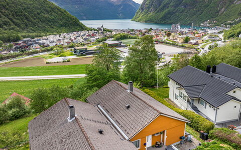 Høyanger Panorama: Woongebied, Huis, Dak, Huis, Hoogland, Landschap, Heuvel, Landelijk Gebied, Dorp, Verblijf