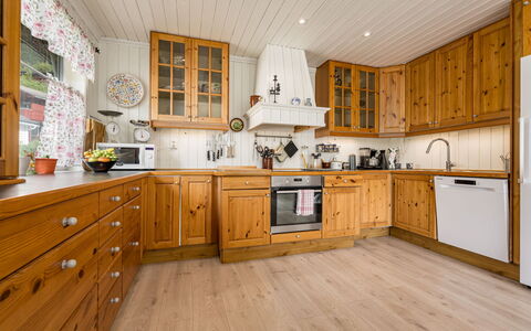 Høyanger Panorama: Hout, Keuken, Cabinetry, Countertop, Kast, Flooring, Plafond, Toestel Van De Keuken, Meubilair, Huis