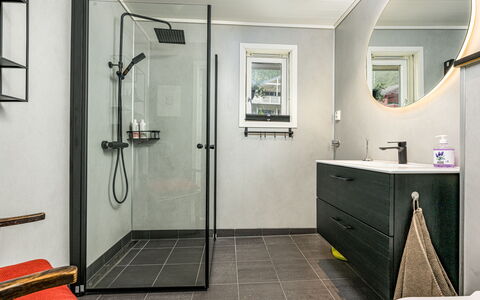 Høyanger Panorama: Loodgieterswerkinrichting, Flooring, Interieur Ontwerp, Badkamer, Verdieping, Badkamerkast, Loodgieter, Kraan, Toilet, Tegel