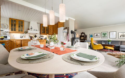 Høyanger Panorama: Meubilair, Interieur Ontwerp, Flooring, Lichte Inrichting, Plafond, Stoel, Hout, Tafel, Keuken En Eettafel, Eetkamer