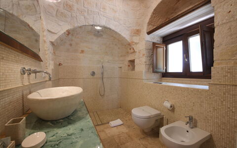 Trulli Retreat, Pool, Locorotondo: Muur, Loodgieterswerkinrichting, Flooring, Interieur Ontwerp, Verdieping, Badkamer, Wastafel, Verlichting, Kraan, Tegel