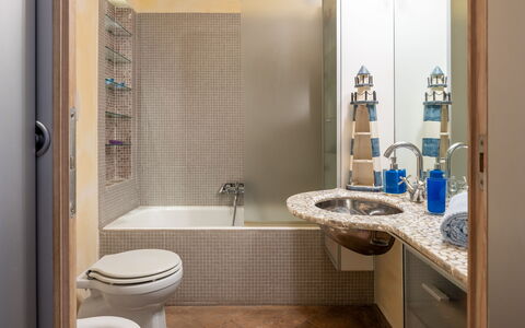 Stella Marina Apartment with Pool, Porto Santo Ste: Badkamer, Loodgieterswerkinrichting, Interieur Ontwerp, Muur, Flooring, Verdieping, Toilet, Loodgieter, Countertop, Kraan