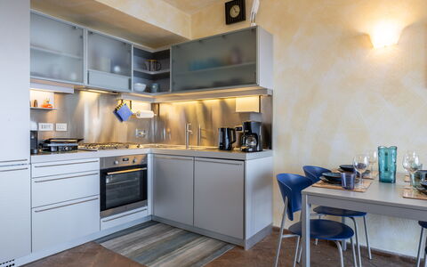 Stella Marina Apartment with Pool, Porto Santo Ste: Toestel Van De Keuken, Keuken, Countertop, Major Appliance, Interieur Ontwerp, Meubilair, Fornuis, Huishoudapparatuur, Cabinetry, Flooring