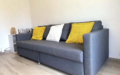 Villa Clem: Flooring, Bankstel, Verdieping, Meubilair, Woonkamer, Houten Vloer, Hardwood, Hoofdkussen, Slaapbank