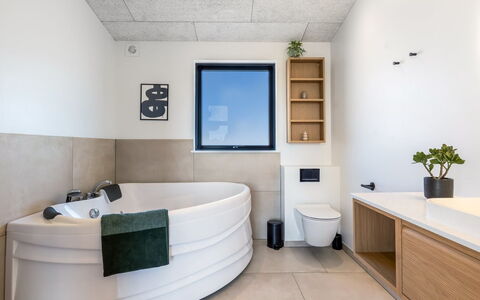 Marten - 500M from the Sea: Flooring, Loodgieterswerkinrichting, Interieur Ontwerp, Verdieping, Badkamer, Verlichting, Kraan, Loodgieter, Kamer, Wastafel