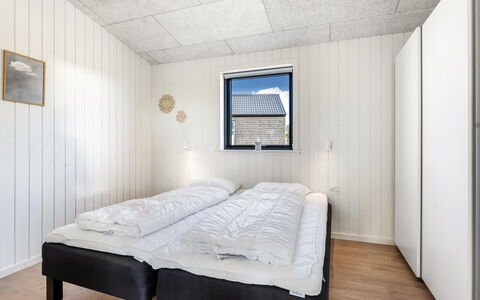 Marten - 500M from the Sea: Hout, Slaapkamer, Plafond, Verdieping, Bedding, Bed, Laken, Bed Frame, Hardwood, Daylighting