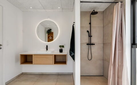Marten - 500M from the Sea: Flooring, Interieur Ontwerp, Muur, Verdieping, Loodgieterswerkinrichting, Plafond, Lichte Inrichting, Badkamer, Verlichting, Wastafel