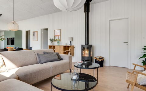 Marten - 500M from the Sea: Interieur Ontwerp, Flooring, Meubilair, Hout, Woonkamer, Verdieping, Bankstel, Plafond, Huis, Houten Vloer