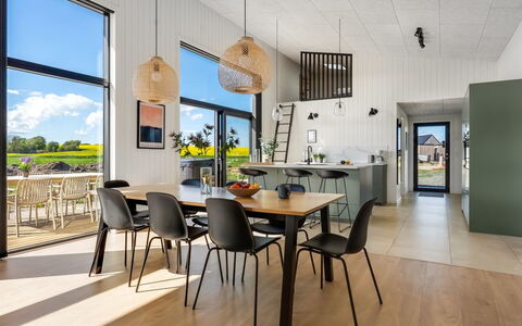 Marten - 500M from the Sea: Hout, Interieur Ontwerp, Meubilair, Keuken En Eettafel, Flooring, Eetkamer, Verdieping, Tafel, Stoel, Plafond