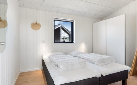 Marten - 500M from the Sea: Hout, Huis, Slaapkamer, Bedding, Bed, Beits, Plank, Hardwood, Daylighting, Ontwerp