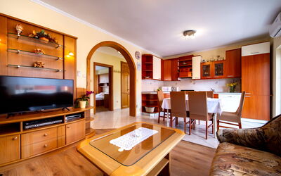 Kastell 110.2: Interieur Ontwerp, Meubilair, Flooring, Hout, Verdieping, Plafond, Televisie, Kamer, Woonkamer, Verlichting
