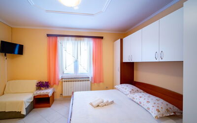 Kastell 110.5: Meubilair, Interieur Ontwerp, Verdieping, Kamer, Flooring, Verlichting, Plafond, Appartement, Slaapkamer, Bed