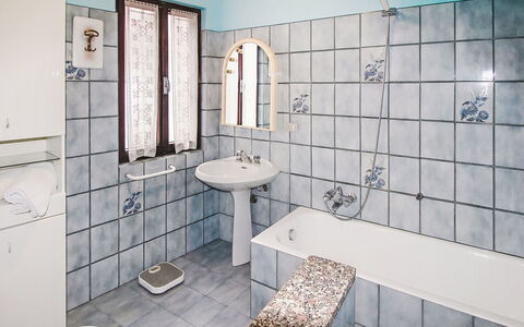Iside: Badkamer, Loodgieterswerkinrichting, Wastafel In De Badkamer, Flooring, Wastafel, Verdieping, Kraan, Toilet, Interieur Ontwerp, Loodgieter