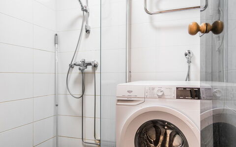 Voimatahko: Flooring, Interieur Ontwerp, Loodgieterswerkinrichting, Verdieping, Badkamer, Loodgieter, Wasmachine, Douche, Kamer, Kraan