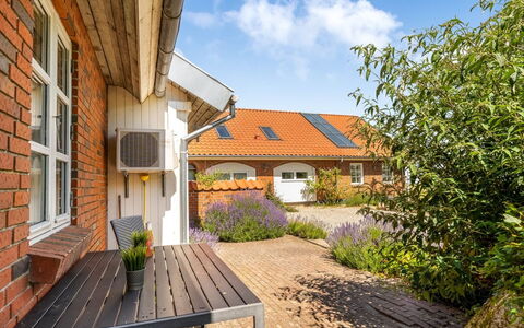 Virve - 100M to the Fjord: Meubilair, Hout, Interieur Ontwerp, Flooring, Verdieping, Stoel, Kamer, Plafond, Woonkamer, Appartement