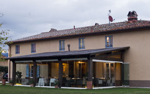 Le Tre Virtù Luxury Relais, Private Pool, Mugello: Schaduw, Outdoor Structuur, Luifel, Stoel, Pergola, Veranda, Werf, Paviljoen, Ontwerp, Patio