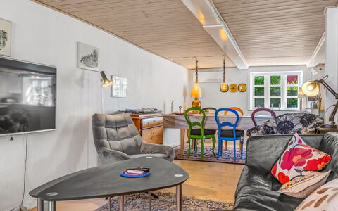 Spase - 23Km from the Sea: Struik, Huis, Woongebied, Huis, Tuin, Schaduw, Werf, Binnenplaats, Bloempot