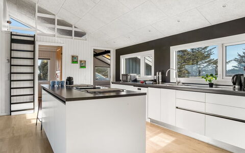 Månviva - 250M from the Sea: Hout, Flooring, Plafond, Keuken, Interieur Ontwerp, Verdieping, Countertop, Huis, Houten Vloer, Major Appliance