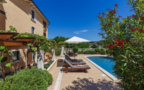 Villa Christina: Zwembad, Buitenmeubels, Meubilair, Toevlucht, Paraplu, Stoel, Tuin, Landgoed, Landscaping, Schaduw