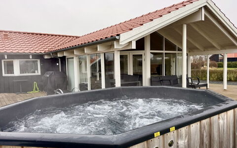Østmar - 1.3Km from the Sea: Samengesteld Materiaal, Zwembad, Toevlucht, Vrije Tijd, Jacuzzi, Schaduw, Bad, Ontwerp, Outdoor Structuur