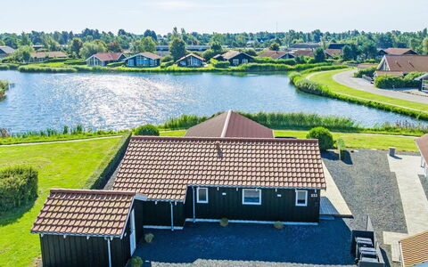 Østmar - 1.3Km from the Sea: Huis, Huis, Dak, Verblijf, Landgoed, Schaduw, Siding, Veranda, Landscaping, Villa