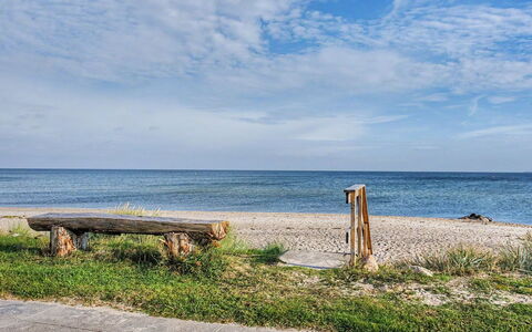 Ginger - 50M from the Sea: Verblijf, Land Lot, Blokhut, Kust, Reservoir, Schuur, Garden Gebouwen, Geluid, Bos