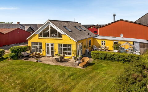 Jurien - 50M to the Fjord: Meubilair, Hout, Interieur Ontwerp, Flooring, Verdieping, Stoel, Kamer, Plafond, Woonkamer, Appartement
