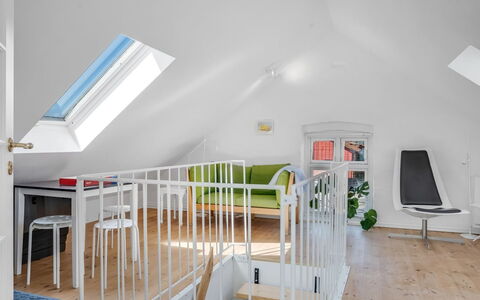 Jurien - 50M to the Fjord: Meubilair, Hout, Interieur Ontwerp, Flooring, Verdieping, Stoel, Kamer, Plafond, Woonkamer, Appartement
