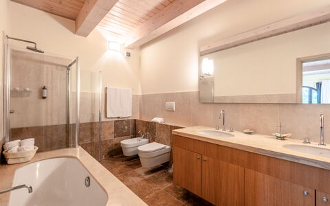 Cignella Resort: Badkamer, Wastafel In De Badkamer, Flooring, Loodgieterswerkinrichting, Interieur Ontwerp, Wastafel, Verdieping, Plafond, Kraan, Badkamerkast