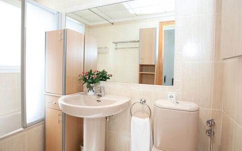 Calpe Calp 971: Badkamer, Kamer, Eigendom, Interieur Ontwerp, Loodgieterswerkinrichting, Plafond, Gebouw, Wastafel, Architectuur, Tegel