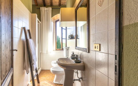 Podere Peteglia: Muur, Flooring, Loodgieterswerkinrichting, Interieur Ontwerp, Verdieping, Badkamer, Loodgieter, Plafond, Deur, Kraan