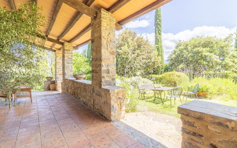 Podere Peteglia: Tuin, Schaduw, Landscaping, Outdoor Structuur, Kolom, Flagstone, Steen, Stenen Muur, Beits, Backyard