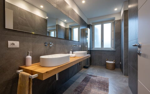 Cuadrat: Badkamer, Loodgieterswerkinrichting, Flooring, Wastafel, Interieur Ontwerp, Wastafel In De Badkamer, Spiegel, Verdieping, Kraan, Countertop