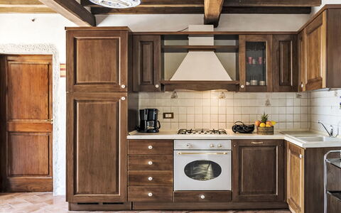 Il Cottage Roccaio: Hout, Keuken, Meubilair, Cabinetry, Interieur Ontwerp, Major Appliance, Flooring, Toestel Van De Keuken, Countertop, Kast