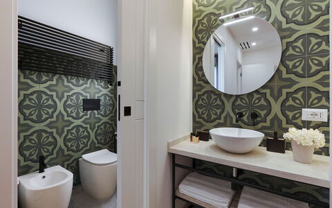 Villa Netina: Badkamer, Interieur Ontwerp, Loodgieterswerkinrichting, Muur, Flooring, Wastafel In De Badkamer, Verdieping, Toilet, Wc Bril, Wastafel