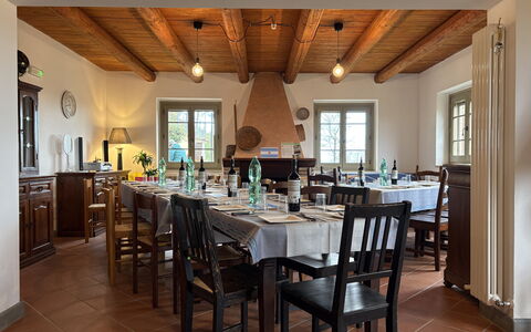 La Casa nel Bosco: Meubilair, Tafel, Stoel, Interieur Ontwerp, Hout, Flooring, Plafond, Keuken En Eettafel, Eetkamer, Verlichting