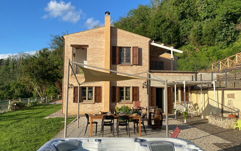 La Casa nel Bosco: Huis, Huis, Dak, Verblijf, Schaduw, Veranda, Landgoed, Stoel, Balkon, Werf