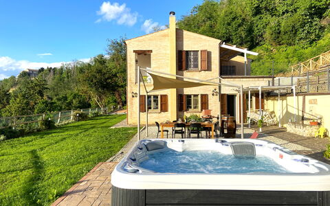 La Casa nel Bosco: Zwembad, Toevlucht, Eco Hotel, Bloempot, Buitenmeubels, Paraplu, Kamerplant, Hotel, Stoel, Werf