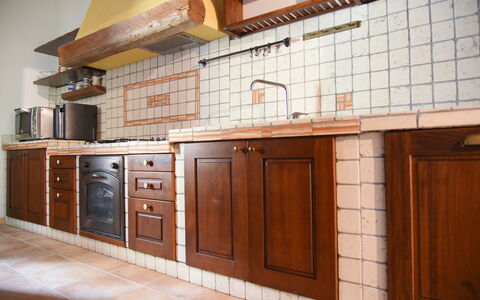 La Casa nel Bosco: Flooring, Hout, Keuken, Cabinetry, Countertop, Verdieping, Interieur Ontwerp, Bruin, Beits, Gootsteen