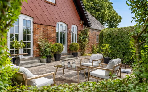 Edla - 5Km from the Sea: Struik, Tuin, Meubilair, Bloempot, Huis, Verblijf, Buitenmeubels, Stoel, Steen
