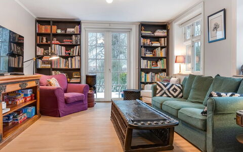 Edla - 5Km from the Sea: Meubilair, Interieur Ontwerp, Bankstel, Flooring, Boekenkast, Verdieping, Woonkamer, Hout, Kamer, Plafond