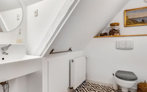 Edla - 5Km from the Sea: Loodgieterswerkinrichting, Badkamer, Flooring, Verdieping, Loodgieter, Interieur Ontwerp, Kraan, Toilet, Wastafel, Tegel
