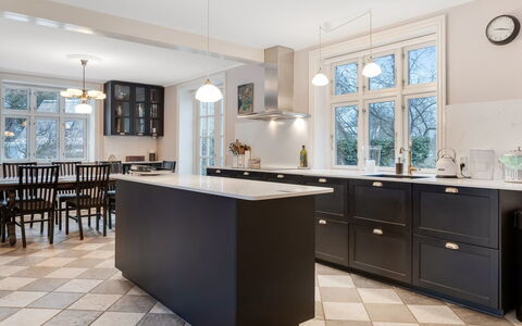 Edla - 5Km from the Sea: Interieur Ontwerp, Flooring, Keuken, Cabinetry, Countertop, Lichte Inrichting, Verdieping, Huis, Plafond, Toestel Van De Keuken