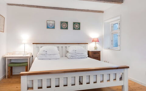 Edla - 5Km from the Sea: Bed, Meubilair, Bedding, Slaapkamer, Laken, Interieur Ontwerp, Hout, Verdieping, Flooring, Kamer