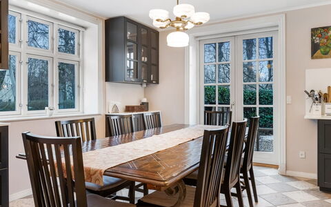 Edla - 5Km from the Sea: Meubilair, Interieur Ontwerp, Flooring, Lichte Inrichting, Kroonluchter, Eetkamer, Stoel, Tafel, Hout, Plafond