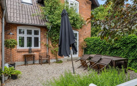 Edla - 5Km from the Sea: Struik, Huis, Bloempot, Tuin, Huis, Verblijf, Steen, Deur, Backyard