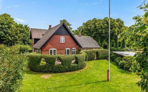 Edla - 5Km from the Sea: Gras, Gebouw, Groen, Huis, Venster, Struik, Woongebied, Dak, Huis