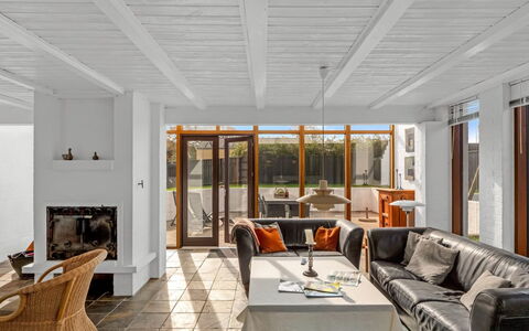 Talida - 500M from the Sea: Meubilair, Hout, Interieur Ontwerp, Flooring, Verdieping, Stoel, Kamer, Plafond, Woonkamer, Appartement