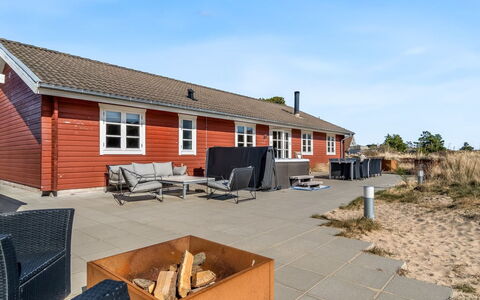 Uolevi - 1.1Km from the Sea: Verblijf, Zand, Schaduw, Buitenmeubels, Strand