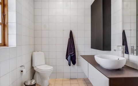 Uolevi - 1.1Km from the Sea: Flooring, Verdieping, Muur, Badkamer, Loodgieterswerkinrichting, Interieur Ontwerp, Toilet, Wc Bril, Wastafel, Tegel